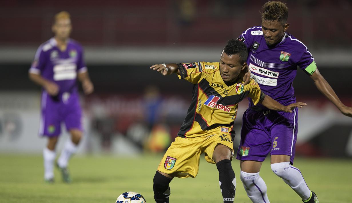 Pemain Mitra Kukar, Hendra Bayau berusaha melewati pemain Persita, Maman Abdulrahman pada laga Piala Presiden di Stadion Dipta, Bali, Minggu (30/8/2015). (Bola.com/Vitalis Yogi Trisna)