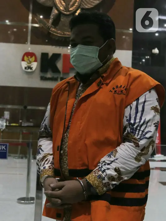 Walikota Tanjungbalai nonaktif, M Syahrial usai menjalani sidang pembacaan vonis secara virtual dari Pengadilan Tipikor Medan di Gedung KPK, Jakarta, Senin (20/9/2021). M Syahrial terbukti menyuap mantan penyidik KPK Stepanus Robin Pattuju. (Liputan6.com/Helmi Fithriansyah)