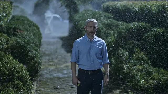 Martin Freeman sebagai Jonathan Miller dalam film Miller's Girl. (Foto: Dok. Lionsgate)