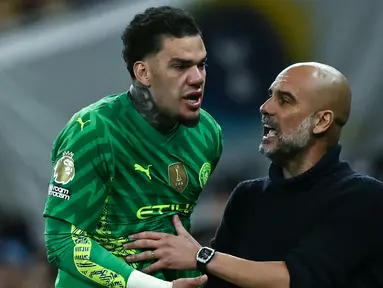 Kiper Manchester City, Ederson Moraes terlihat marah saat dirinya ditarik ke luar digantikan Stefan Ortega saat laga lanjutan Liga Inggris 2023/2024 melawan Tottenham Hotpsur di Tottenham Hotspur Stadium, London, Rabu (15/05/2024). (AFP/Ben Stansall)