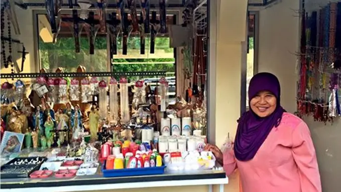 Jual Rosario, Ibu Muslim Ini Bisa Sekolahkan Anaknya Hingga Lulus