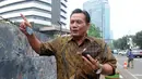 Mantan anggota Komisi II DPR Rindoko Dahono Wingit menghindarai kejaran wartawan usai diperiksa di Gedung KPK, Jakarta, Kamis (12/7). Rindoko diperiksa sebagai saksi untuk tersangka Markus Nari. (Merdeka.com/Dwi Narwoko)