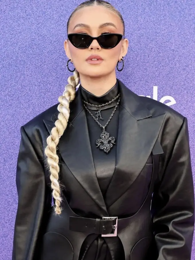 Tampilan Agnez Mo serba Hitam Kenakan Perhiasan Rp70 jutaan di Ajang Penghargaan Musik Internasional Bareng Sang Kekasih 