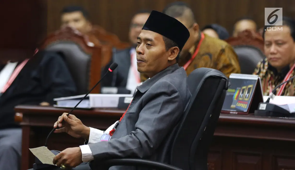 Saksi dari tim hukum Jokowi-Ma'ruf, Anas Nashikin saat bersaksi dalam sidang sengketa Pilpres 2019 di Gedung MK, Jakarta, Jumat (21/6/2019). Sidang tersebut beragendakan mendengar keterangan saksi dan ahli dari pihak terkait yakni paslon nomor urut 01 Jokowi-Ma'ruf Amin. (Liputan6.com/Johan Tallo)