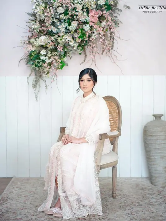 Dress hijab yang dipakai Erina merupakan rilisan Lace by ARTKEA yang serasi dengan hijab renda panjangnya. [Foto: @erinagudono]