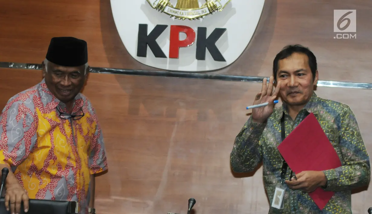 Wakil Ketua KPK Saut Situmorang (kanan) mantan Ketua KPK Taufiqurrahman Ruki usai memberikan keterangan proses penyerahan diri Eddy Sindoro di KPK, Jakarta, Jumat (12/10). (Merdeka.com/Dwi Narwoko)