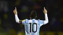 Bintang Argentina, Lionel Messi, merayakan keberhasilan lolos ke Piala Dunia 2018 usai mengalahkan Ekuador di Stadion Olimpico Atahualpa, Quito, Selasa (10/10/2017). Sempat tertinggal, Argentina akhirnya menang 3-1 atas Ekuador. (AFP/Rodrigo Buendia)