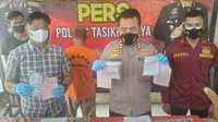 Kapolres Tasikmalaya AKBP Rimsyahtono menunjukan beberapa barang bukti obat psikotropika yang dijual secara bebas di wilayah Tasikmalaya. (Liputan6.com/Jayadi Supriadin)