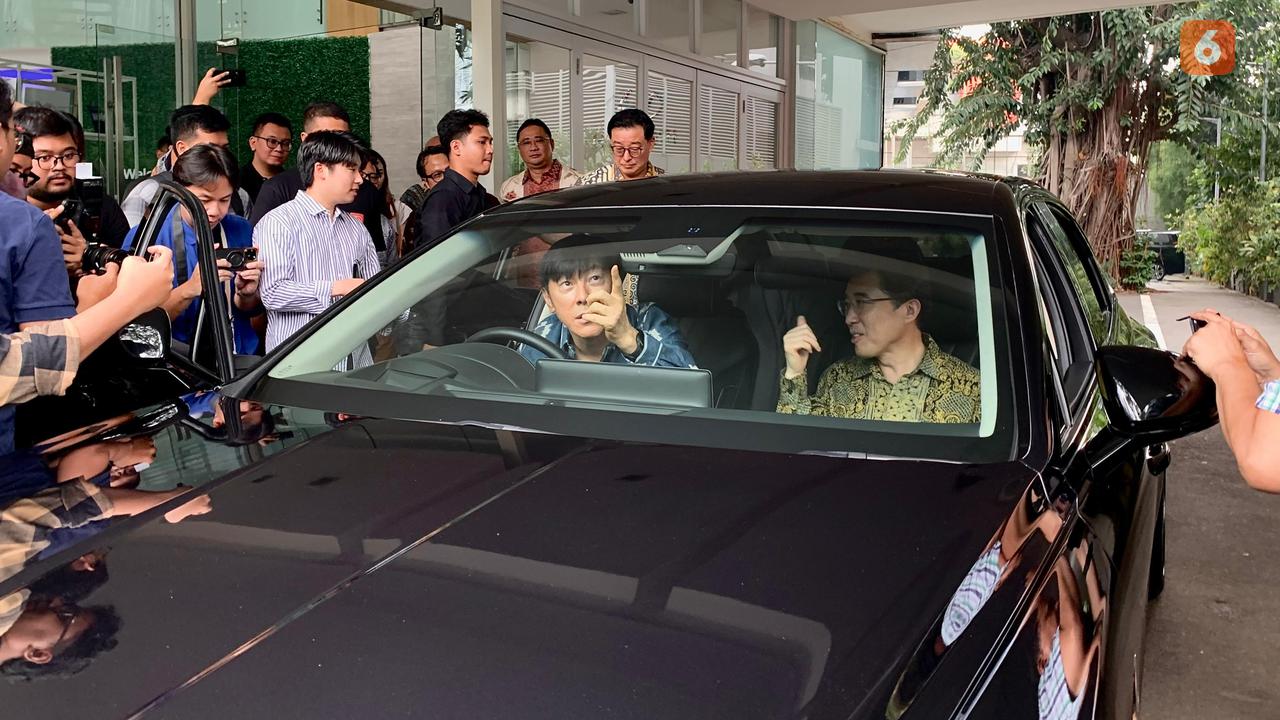 Shin Tae-Yong Bawa Pulang Genesis Electrified G80