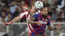 Gelandang Barcelona, Arturo Vidal melompat saat berebut bola dengan pemain Atletico Madrid, Saul pada laga semifinal Piala Super Spanyol di King Abdullah Sports City, Jeddah, Kamis (9/1/2020). Barcelona harus menjalani pertandingan yang dramatis saat kalah 2-3 dari Atletico Madrid. (AP/Hassan Ammar)