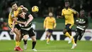 Pemain Sporting CP, Viktor Gyokeres (kedua kiri) berebut bola dengan pemain Estoril Praia, Pedro Alvaro dalam laga lanjutan Liga Portugal 2024/2025 di Stadion Jose Alvalade, Lisbon, Portugal, Senin (03/03/2025) waktu setempat. (AFP/Patricia De Melo Moreira)