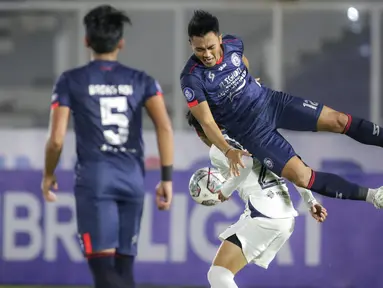 Pemain Arema FC, Rizky Dwi (kanan) berebut bola dengan pemain PSIS, David Maulana saat laga pekan keempat BRI Liga 1 2021/2022 di Stadion Madya, Jakarta, Sabtu (25/09/2021) WIB. Arema FC harus puas bermain imbang tanpa gol saat bersua PSIS Semarang. (Bola.com/Bagaskara Lazuardi)