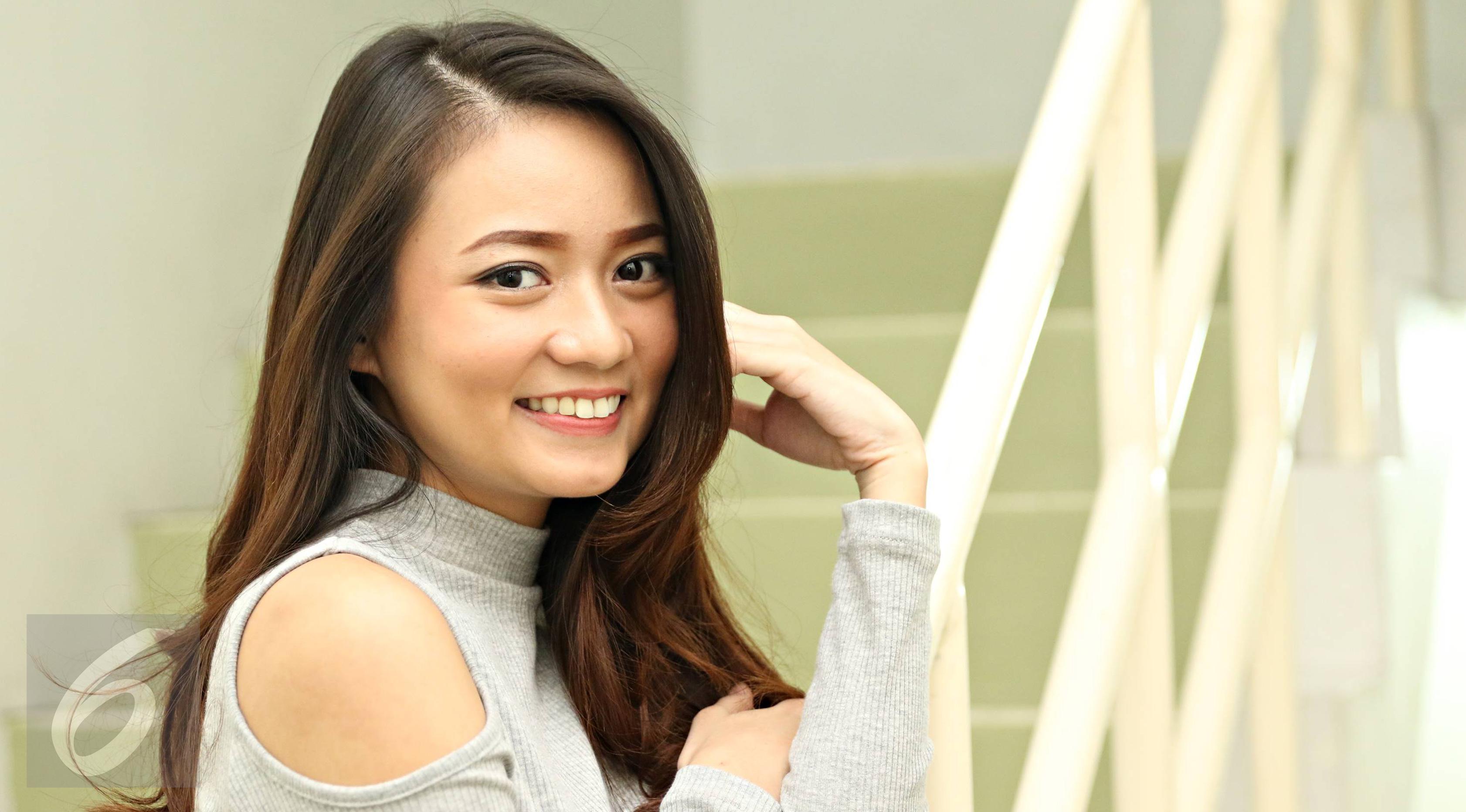 Penyanyi sekaligus mantan Personel JKT48 Stella Cornelia saat sesi pemotretan di Jakarta, Kamis, (17/3). (Liputan6.com/Immanuel Antonius)