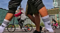 Warga bersepeda saat Car Free Day di Kawasan Bundaran HI, Jakarta, Minggu (4/9/2022). Pemerintah Provinsi DKI Jakarta akan memiliki jalur sepeda hingga 309,5 kilometer. (Liputan6.com/Angga Yuniar)