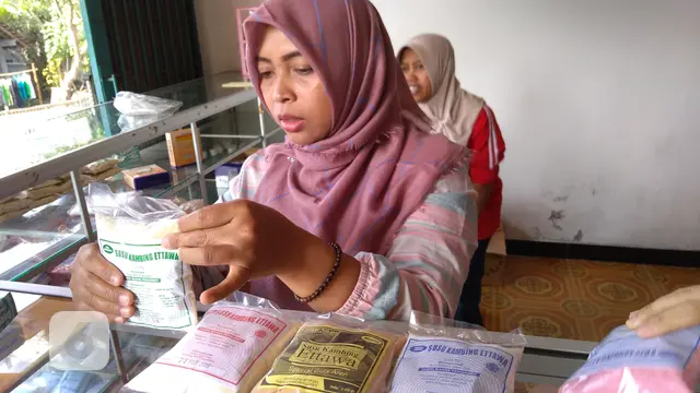 Pegawai di toko milik Poniman.
