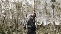 Selain sebagai musisi, penatun lagu "Celengan Rindu" ini memang selalu menyempatkan waktunya untuk berpetualang. Bersama kekasih, ataupun sahabatnya Fiersa menaklukkan sejumlah gunung di Tanah Air.(Liputan6.com/IG/@fiersabesari)
