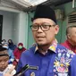 Wakil Wali Kota Depok, Imam Budi Hartono mengunjungi kediaman siswa SMPIT Al Hikmah yang hanyut saat LDKS di Curug Kembar, Puncak, Bogor. (Liputan6.com/Dicky Agung Prihanto)