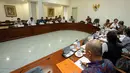Suasana rapat terbatas di Kantor Presiden, Jakarta, Senin (25/5/2015). Rapat terbatas tersebut membahas antara lain persiapan lebaran, infrastruktur, pertanian, pariwisata, dan sektor perikanan. (Liputan6.com/Faizal Fanani)