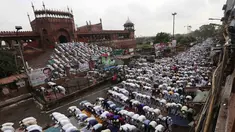 Hari ini, Selasa (29/7/14), pemeluk agama Islam di India merayakan Hari Raya Idul Fitri di Masjid Jama. (REUTERS/Adnan Abidi)