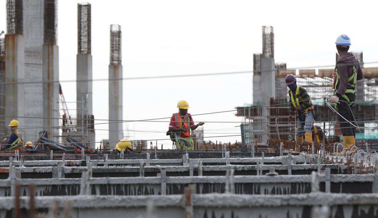Aktivitas pekerja konstruksi pembangunan Jakarta International Stadium, Jumat (23/10/2020). Hingga pekan ke-59, progres konstruksi Jakarta International Stadium sudah mencapai 31,89 persen dan ditarget akan selesai pada akhir 2021. (Liputan6.comHelmi Fithriansyah)