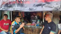 Ganjar Pranowo saat berbincang santai sambil meminum kopi dengan para sopir truk di Terminal Kota Limpung, Batang, Jawa Tengah, Rabu (17/1/2024). (Liputan6.com/Fachrur Rozie).