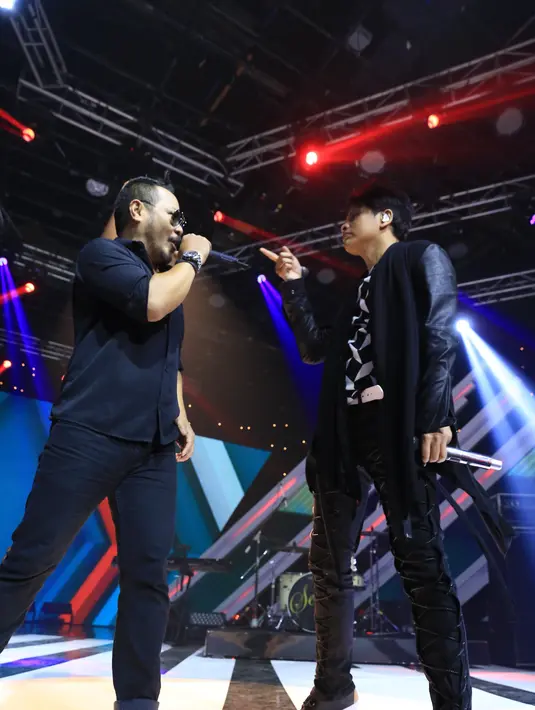Gigi melanjutkan dengan lagu 'Kepastian yang Ku Tunggu' dan disambut oleh Jamrud dengan lagu 'Kabari Aku'. Tampil dalam segmen versus itu terdengar begitu apik. (Adrian Putra/Bintang.com)