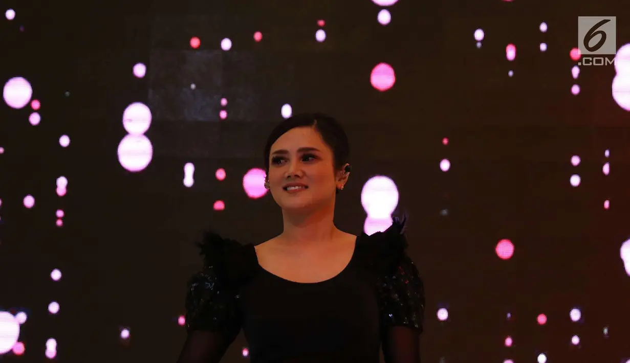 Penyanyi Mulan Jameela tampil dalam peluncuran album solonya berjudul 99 Vol 2 “Patience”, Jakarta, Rabu (2/5). Album tersebut terdiri dari tujuh lagu yang menawarkan warna musik electronic dance music. (Liputan6.com/Immanuel Antonius)