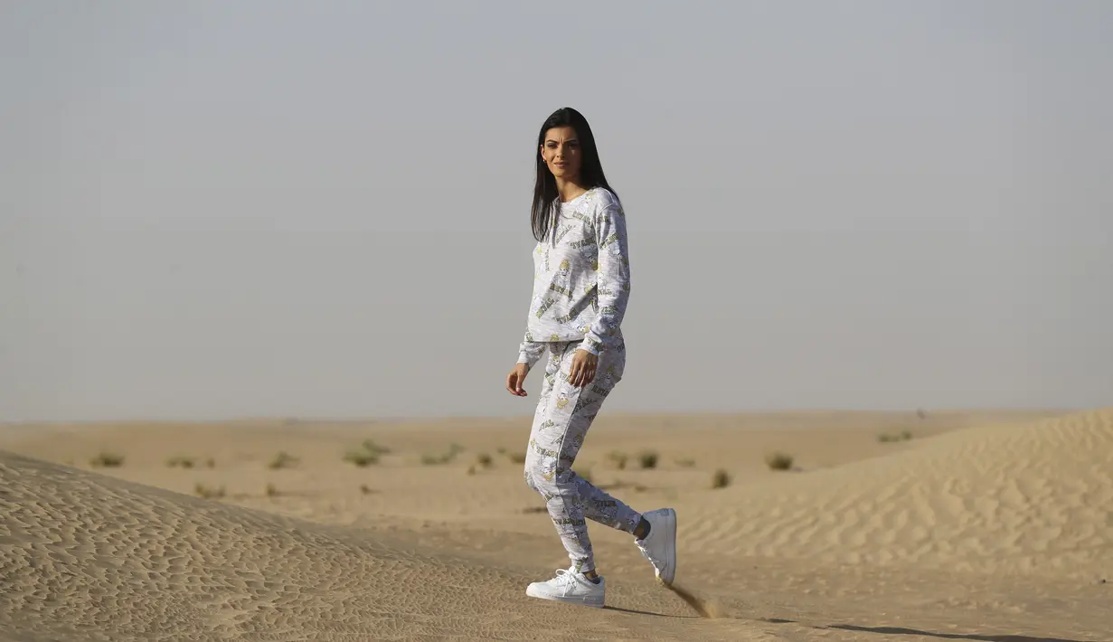 Model Israel May Tager berjalan di atas gurun pasir saat pemotretan di Dubai, Uni Emirat Arab, 8 September 2020. May Tager berpose dengan piyama sederhana selama pemotretan di gurun pasir Uni Emirat Arab. (AP Photo/Kamran Jebreili)