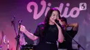 Penampilan penyanyi Bernadya saat acara Vidio Penasaran 2025 di The Dome Senayan Park, Jakarta, Kamis (6/2/2025). (Liputan6.com/Herman Zakharia)