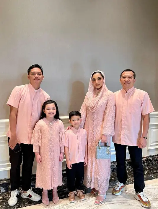 Acara tersebut juga dihadiri Ashanty, Anang Hermansyah, Azriel Hermansyah, serta Arsy dan Arsya yang kompak memakai pakaian merah muda dari Windy Savosa Couture. (Instagram/ashanty_ash).