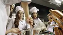 Suasana saat para anggota Girls Squad memasak bersama di Jakarta, Kamis (22/2). Para wanita cantik ini kompak mengenakan seragam chef berwarna putih lengkap dengan topi. (Liputan6.com/Faizal Fanani)