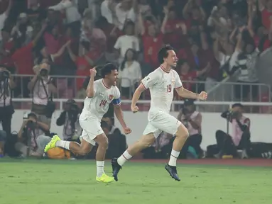 Timnas Indonesia membungkam Filipina 2-0 pada laga terakhir Grup F putaran kedua kualifikasi Piala Dunia 2026 Zona Asia di Stadion Utama Gelora Bung Karno (SUGBK) Senayan, Jakarta, Selasa (11/6/2024) lewat dua gol dari Thom Haye (32') dan Rizky Ridho (56'). Mengoleksi 10 poin di klasemen akhir dan tak mungkin lagi dikejar Vietnam, Thom Haye dkk finis di posisi runner-up Grup F dan memastikan melaju ke putaran ketiga bersama Irak sang pemuncak klasemen. Hasil ini juga memastikan pasukan Shin Tae-yong menggenggam satu tiket ke putaran final Piala Asia 2027. (Bola.com/M Iqbal Ichsan)