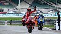 Pembalap Ducati Lenovo Francesco Bagnaia merayakan kemenangannya usai balapan MotoGP Malaysia 2022 di Sirkuit Internasional Sepang, Sepang, Malaysia, Minggu (23/10/2022). Francesco Bagnaia sukses menjadi juara MotoGP Malaysia 2022 disusul Enea Bastianini dan Fabio Quartararo. (MOHD RASFAN/AFP)