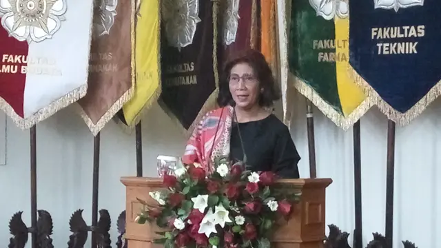 Susi Pudjiastuti menerima Herman Johannes Award