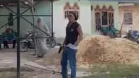 Viral aksi Kades acungkan airsoft gun
