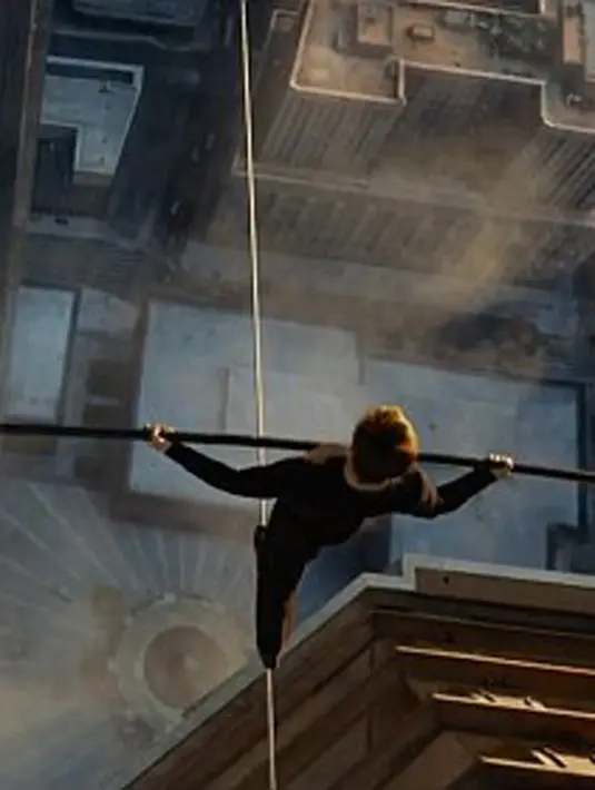 Joseph Gordon Levitt memerankan tokoh Philppe Petit di film ‘Walk’, seorang pemberani yang berjalan di atas kawat setinggi 1.300 kaki di antara gedung kembar New York tanpa satu pun pengaman. (via dailymail.co.uk)