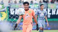 Kiper Persebaya Surabaya, Ernando Ari saat melawan Persita Tangerang pada laga pekan ke-18 BRI Liga 1 2022/2023 di Stadion Indomilk Arena, Tangerang, Rabu (18/1/2023) sore WIB. Persebaya menang dengan skor 5-0. (Bola.com/M Iqbal Ichsan)