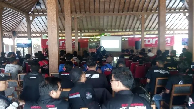 Komunitas motor di Jogja mendengarkan cerita Sri Lestari