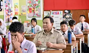 Di salah satu ruang kelas, Prabowo ikut makan MBG bersama para siswa. (Foto: Biro Pers Sekretariat Presiden)