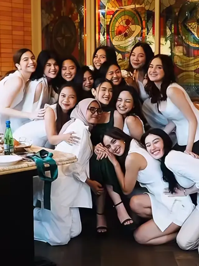 Syifa Hadju tampil kompak serba putih kompak dengan bridesmad lainnya. [@shabrinaaluna]