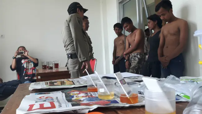 Satpol PP Kabupaten Brebes, Jawa Tengah merazia sejumlah anak punk yang meresahkan masyarakat karena sering mabuk-mabukan. (Liputan6.com/Fajar Eko Nugroho)