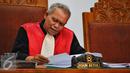 Hakim, Ganjar Pasaribu memutuskan untuk menggugurkan permohonan praperadilan mantan Gubernur Papua Barnabas Suebu melawan Komisi Pemberantasan Korupsi (KPK) di Pengadilan Negeri Jakarta Selatan, Selasa (7/7/2015). (Liputan6.com/Yoppy Renato)
