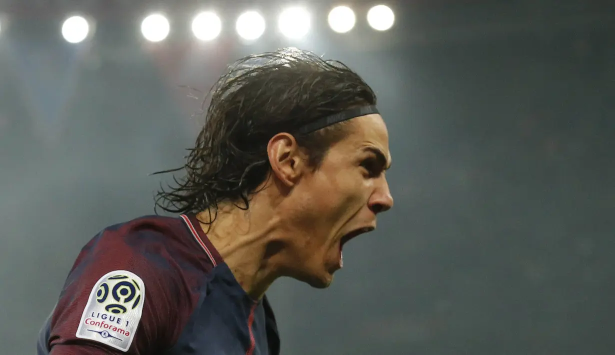 Striker PSG, Edinson Cavani, merayakan gol yang dicetaknya ke gawang Nice pada laga Ligue 1 Prancis di Stadion Parc des Princes, Paris, Jumat (27/10/2017). PSG menang 3-0 atas Nice. (AP/Michel Euler)