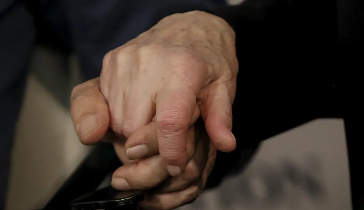Krystyna Jakubowska dan Michael Hochberg berpegangan tangan saat mereka dipertemukan di New York, Rabu (2/12). Semua keluarga Hochberg tewas ditangan pasukan Nazi dan kini ia tinggal di Israel bersama istri dan cucunya. (REUTERS/Mike Segar)