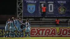 Persela Lamongan berhasil menang 1-0 dalam laga pekan kesembilan BRI Liga 1 2021/2022 melawan Persik Kediri melalui gol tunggal Malik Risaldi yang berlangsung di Stadion Moch Soebroto, Magelang, Senin (25/10/2021) malam. (Bola.com/Bagaskara Lazuardi)