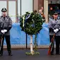 Peringatan setahun terjadinya peristiwa bom Boston juga ditandai dengan peletakan sebuah karangan bunga di sekitar lokasi, Selasa (15/4/2014). (AFP/Jared Wickerham) 