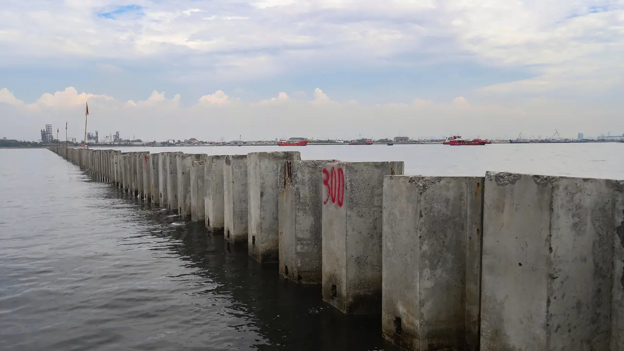 Tanggul Beton di Cilincing: Miliki Izin dari KKP, Bikin Nelayan Sulit