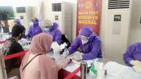 BIN menggelar rapid test dan swab test terhadap pedagang dan pengunjung Pasar Ciawi, Bogor, Sabtu (4/7/2020). Tes massal ini dilakukan untuk memutus rantai penyebaran virus corona Covid-19. (Liputan6.com/Achmad Sudarno)