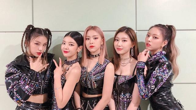 3 Momen Seru ITZY dan TREASURE Tampil di Tokopedia WIB TV ...
