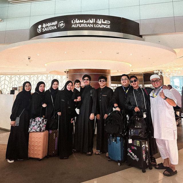 Ajak Anak, Ini 6 Momen Atta Halilintar dan Aurel Hermansyah saat Jalani Umroh